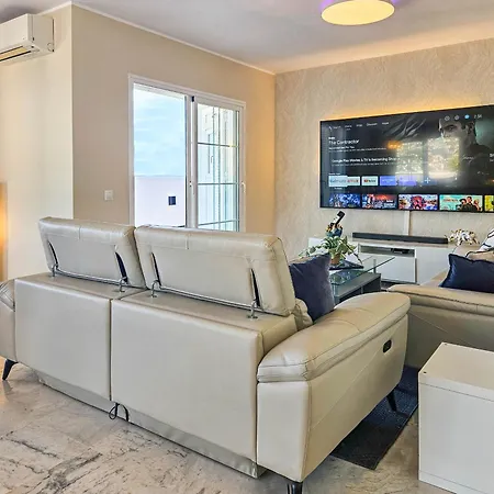 Modern 3 Bedroom Penthouse Apartmán *