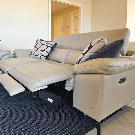 Modern 3 Bedroom Penthouse *