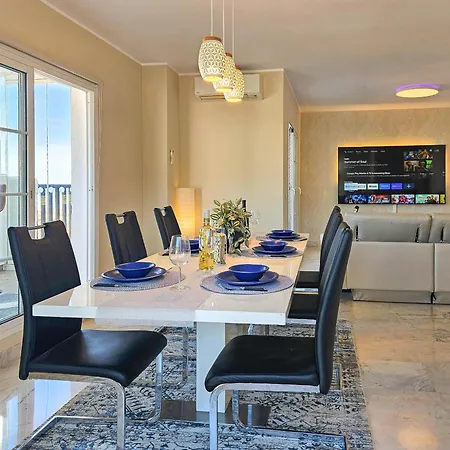 Modern 3 Bedroom Penthouse *