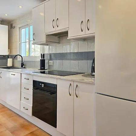 Modern 3 Bedroom Penthouse *