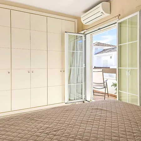 Modern 3 Bedroom Penthouse *