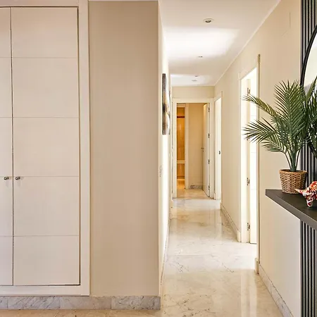 Modern 3 Bedroom Penthouse *