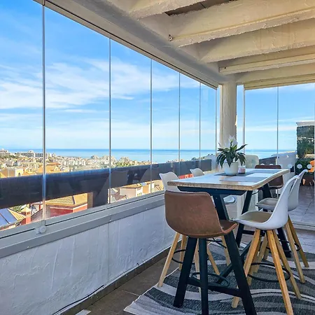 Modern 3 Bedroom Penthouse *